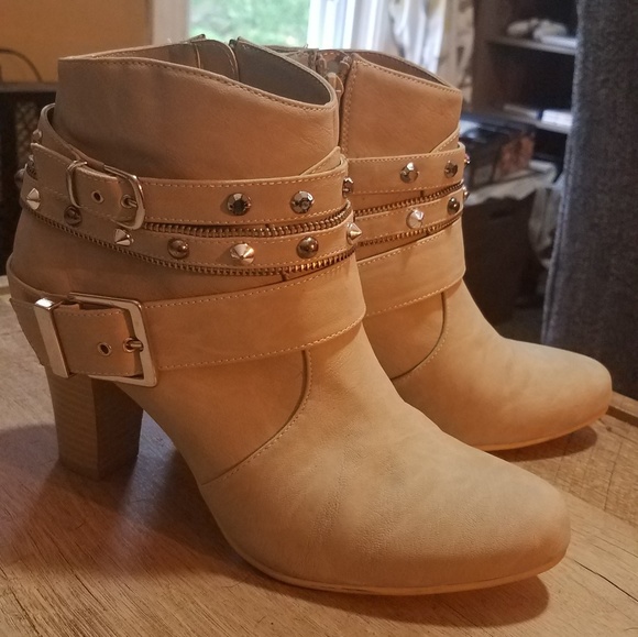 Jennifer Lopez Shoes - Jennifer Lopez light gray booties.